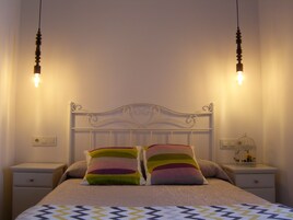 Habitación con 1 cama doble o 2 individuales | Escritorio, cortinas opacas, cunas gratuitas y camas supletorias