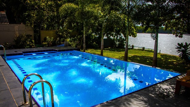 Udendørs pool, pool med vandfald, parasoller, liggestole