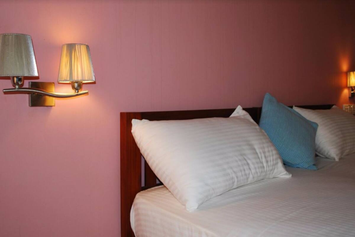 Desk, soundproofing, rollaway beds, free WiFi