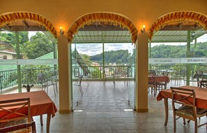 Breakfast, lunch, dinner served; international cuisine  - Amanda Hills Kandy (Kandy)