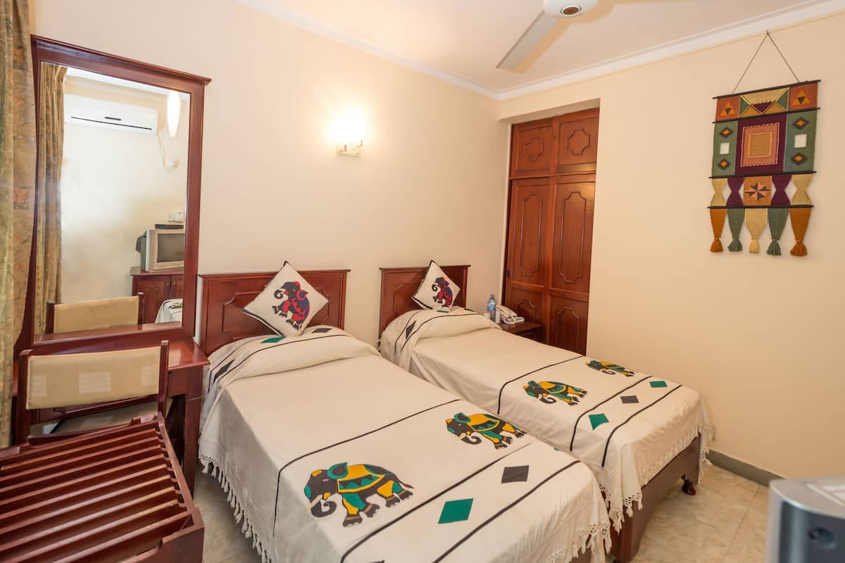 Standard Twin Room | In-room safe, desk, iron/ironing board, free WiFi