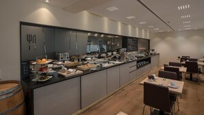 A buffet-style breakfast area with a variety of food items and a large mirror. - HGS3 Konzept-Hotel (Schelklingen)