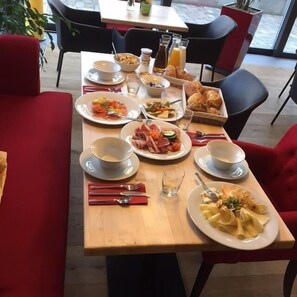 Breakfast and dinner served - HGS3 Konzept-Hotel (Schelklingen)