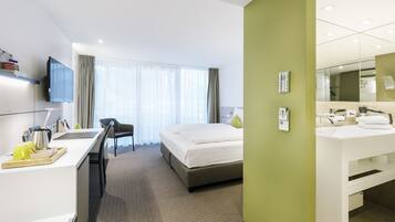 Frigobar, cofres nos quartos, escrivaninha, quartos à prova de som