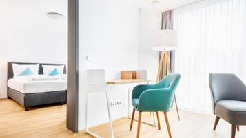 Minibar, Zimmersafe, Schreibtisch, schallisolierte Zimmer
