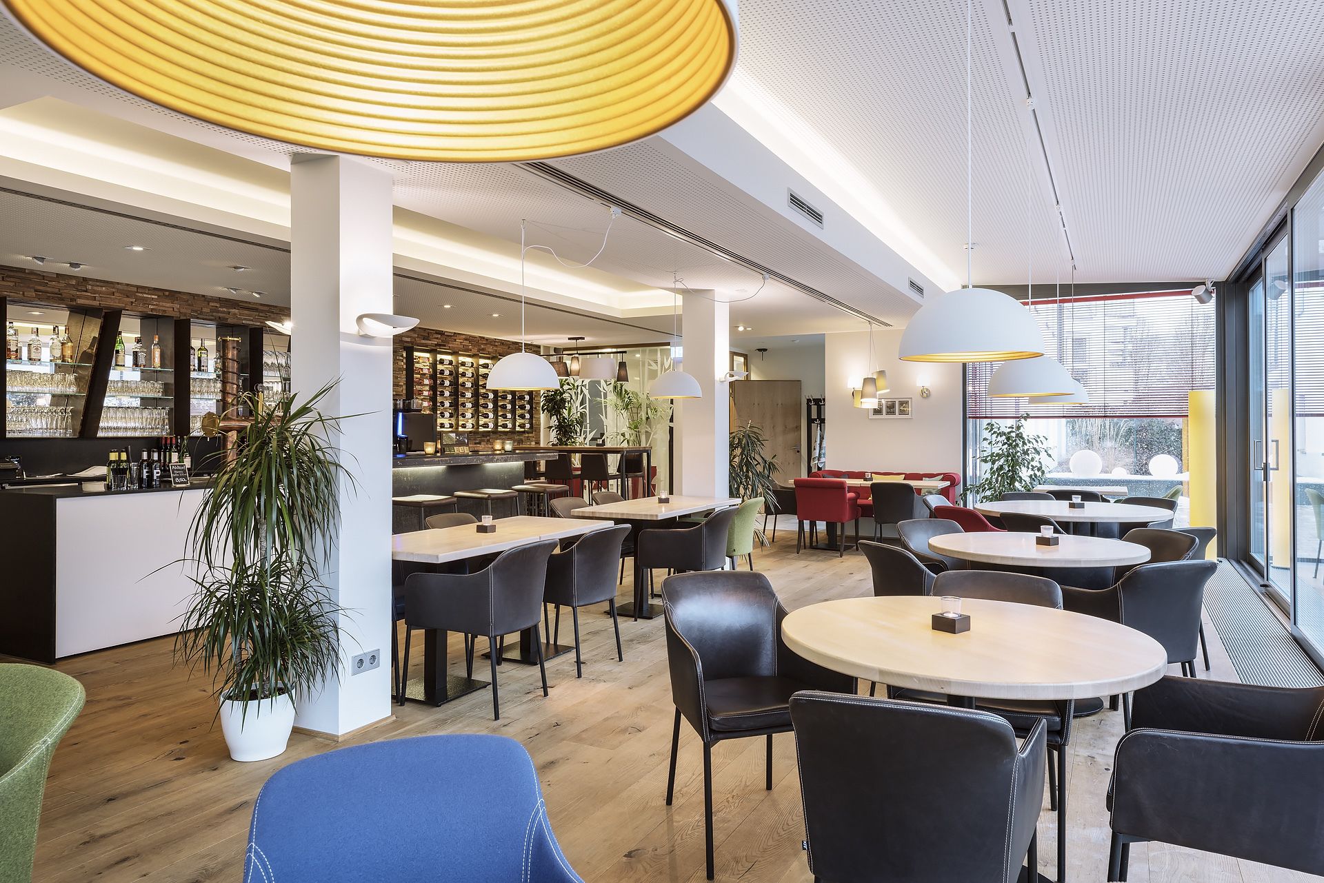 Se sirven desayunos y cenas, cocina internacional