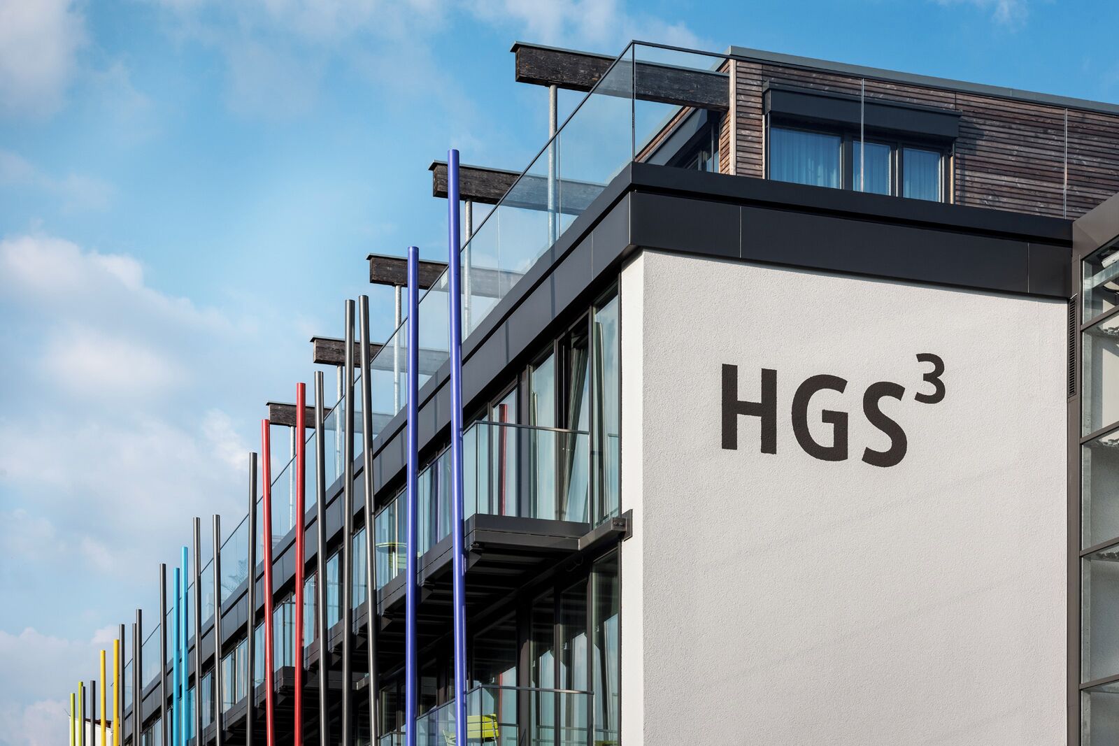 Un edificio moderno con un cartel que dice 'HGS3' en la fachada.