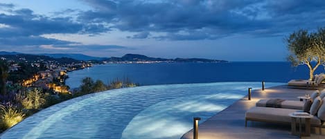 Una piscina al aire libre (de 09:00 a 19:30), sombrillas, tumbonas