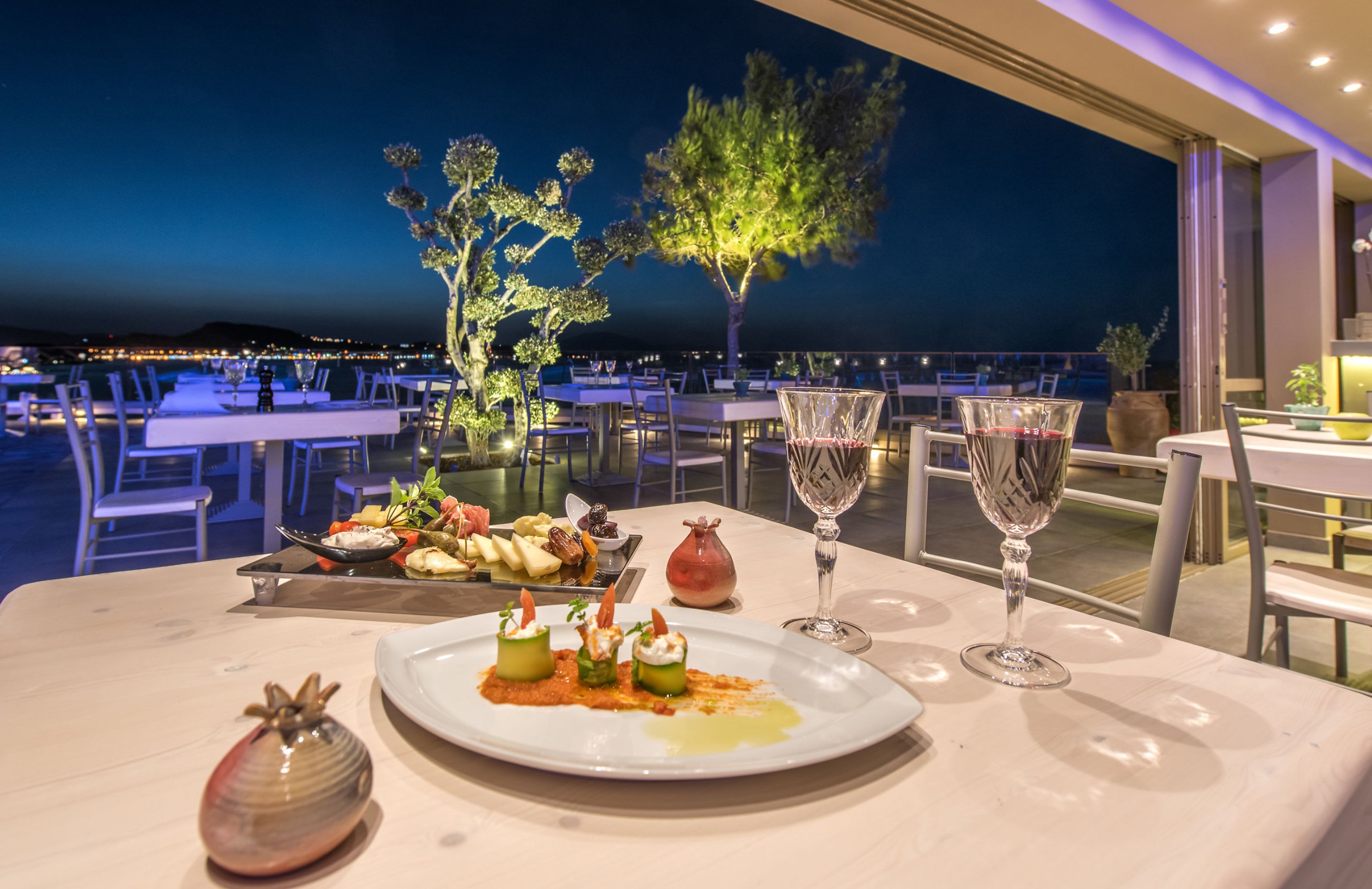 breakfast, lunch and dinner served