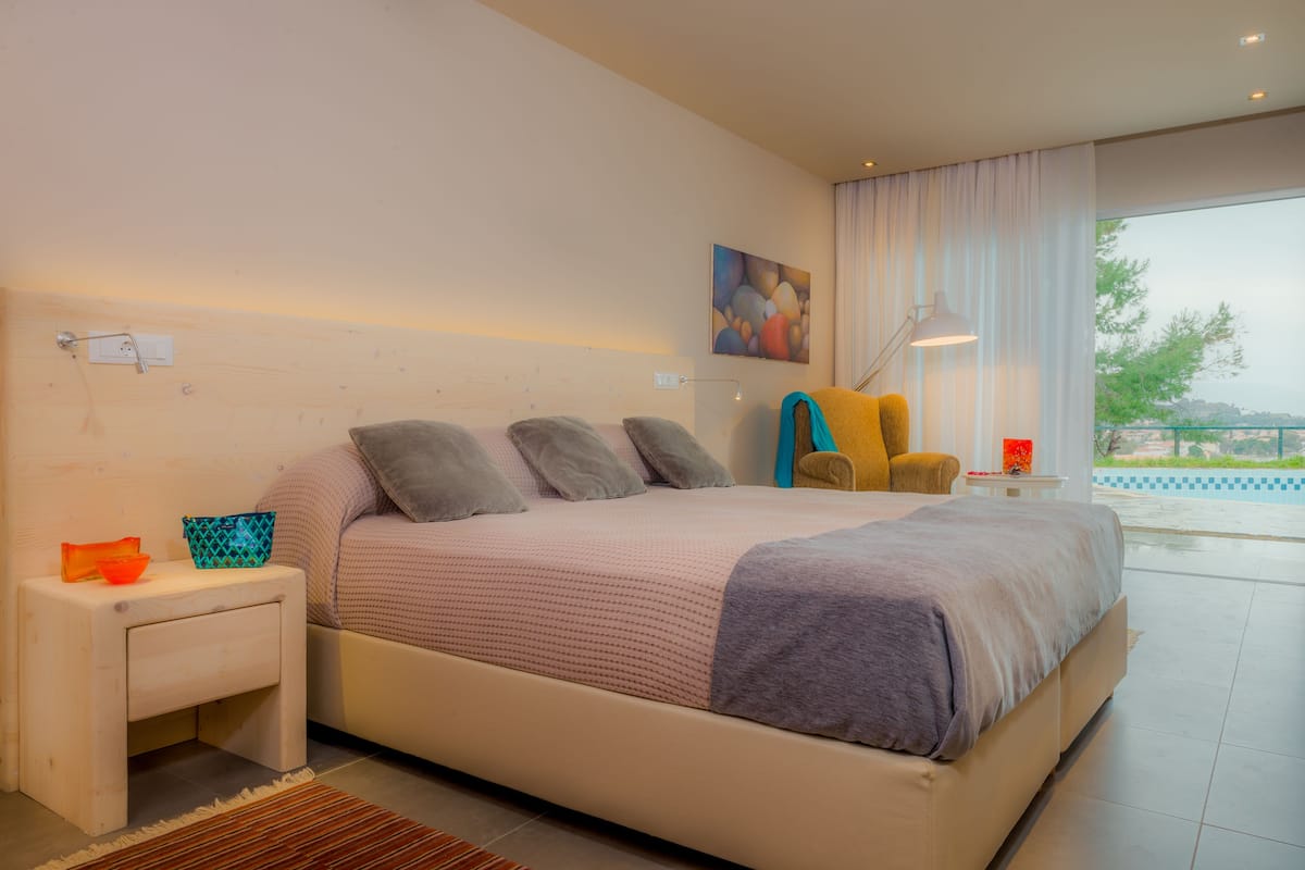 In-room safe, soundproofing, free WiFi, bed sheets