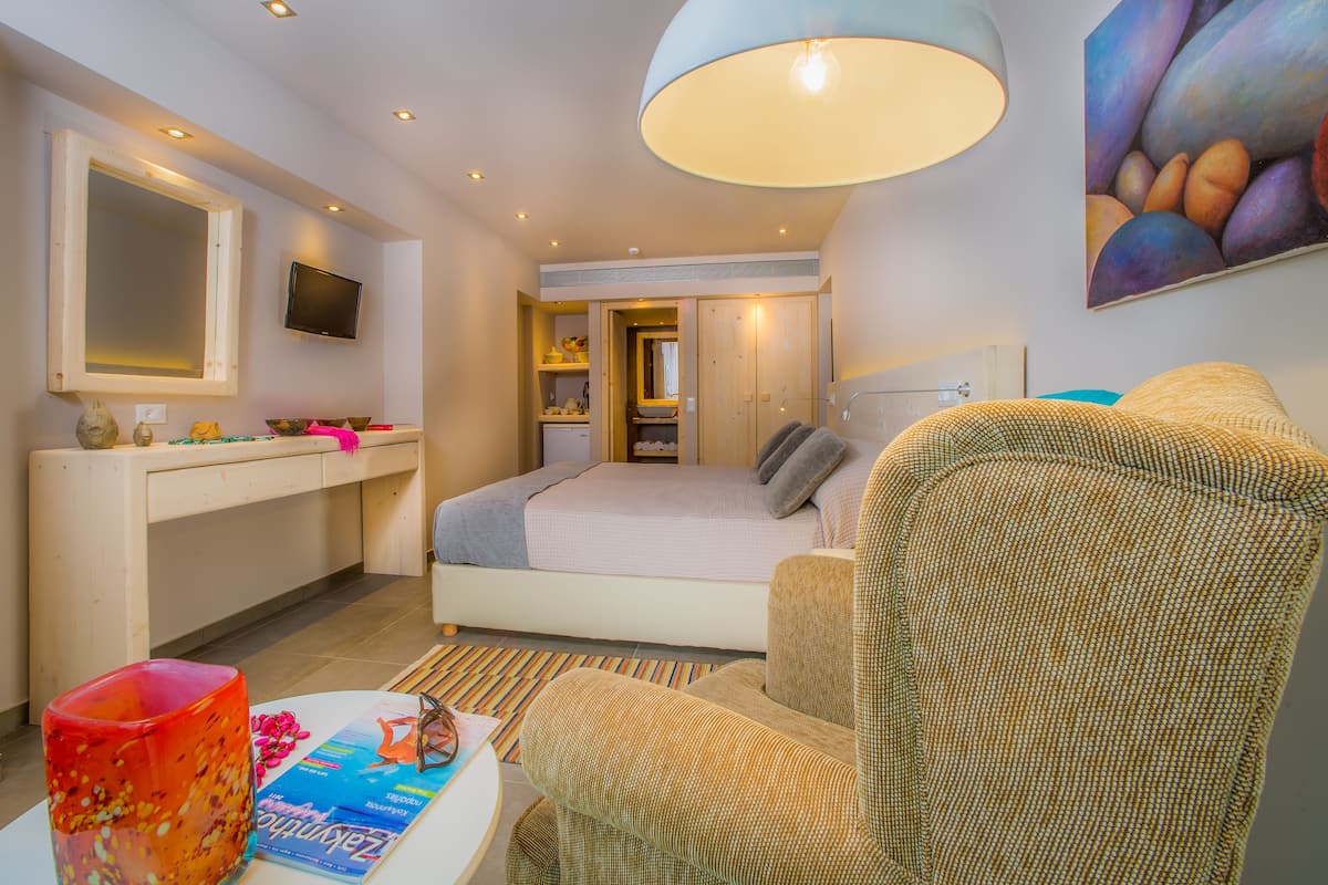 In-room safe, soundproofing, free WiFi, bed sheets