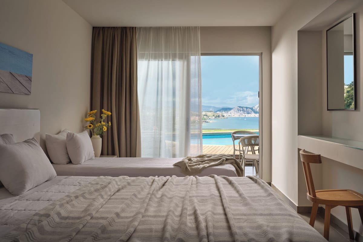 Dobbelt- eller tomannsrom – superior, sjøutsikt (Panoramic Sea & Pool View - 3 Adults) | Safe på rommet, lydisolert, wi-fi (inkludert) og sengetøy