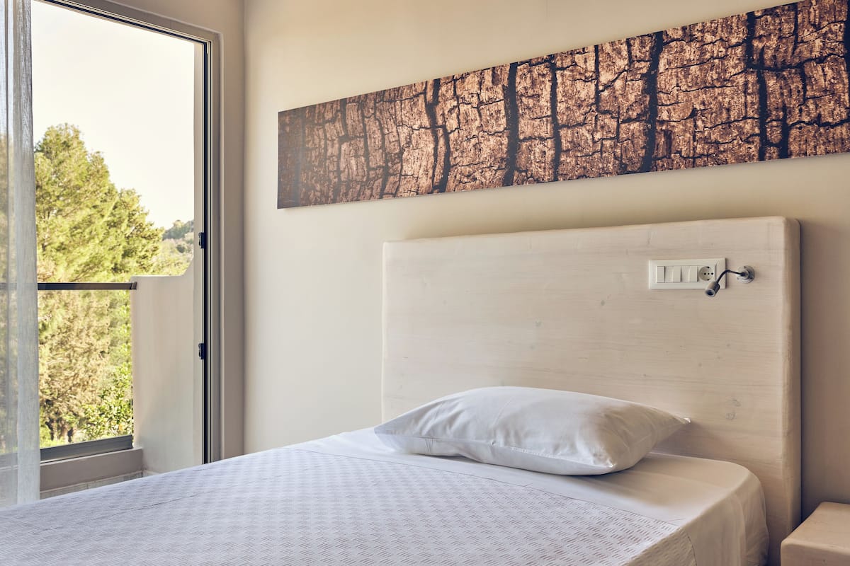 single room, garden view | in-room safe, soundproofing, free wifi, bed sheets