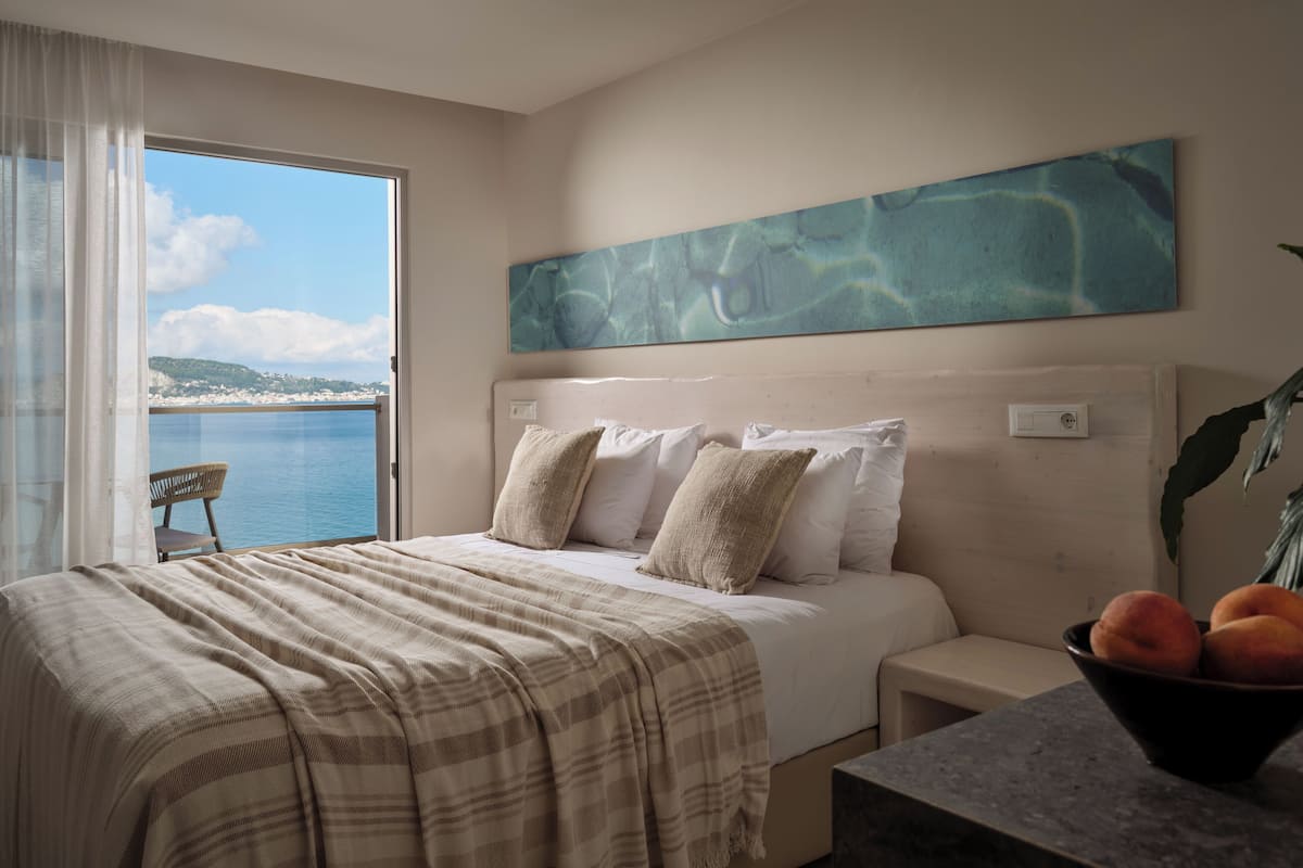 Deluxe Double or Twin Room | In-room safe, soundproofing, free WiFi, bed sheets