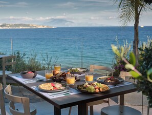 Free daily buffet breakfast  - Ionian Hill Hotel (Zakynthos)