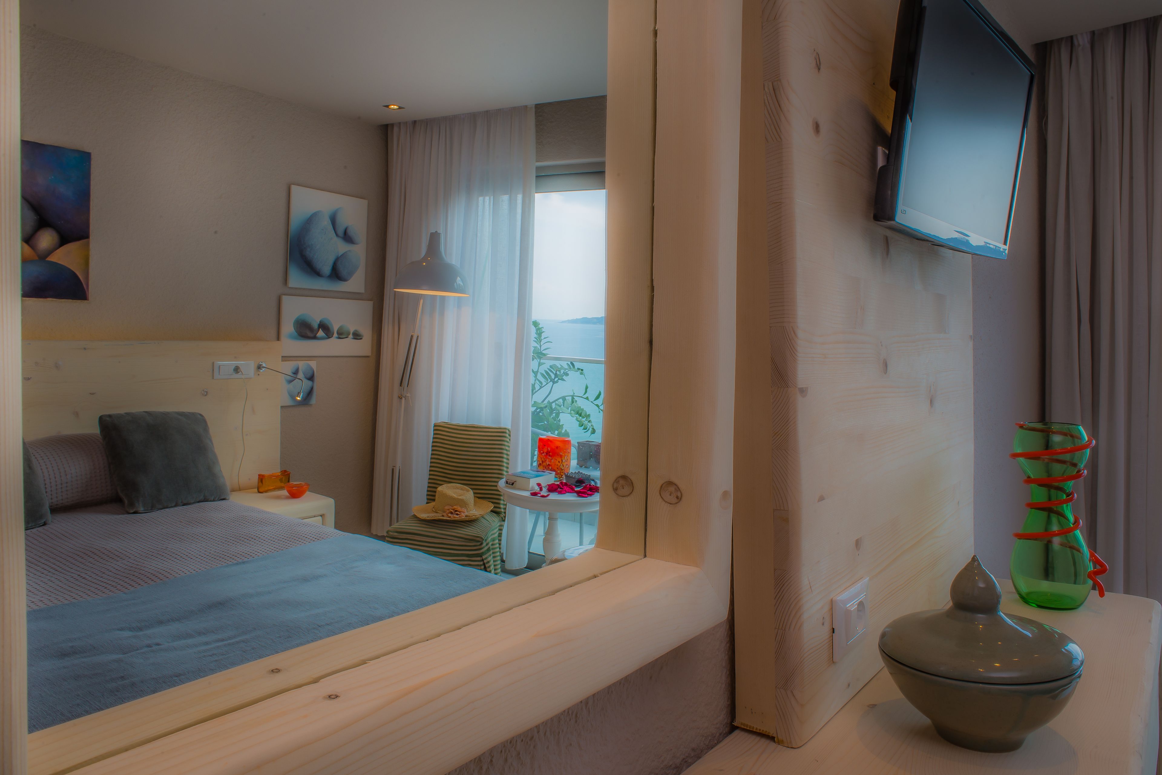 deluxe double or twin room, garden view | in-room safe, soundproofing, free wifi, bed sheets