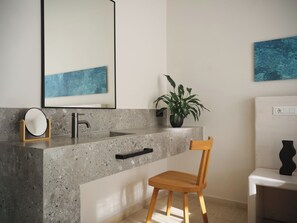 Safe på rommet, lydisolert, wi-fi (inkludert) og sengetøy