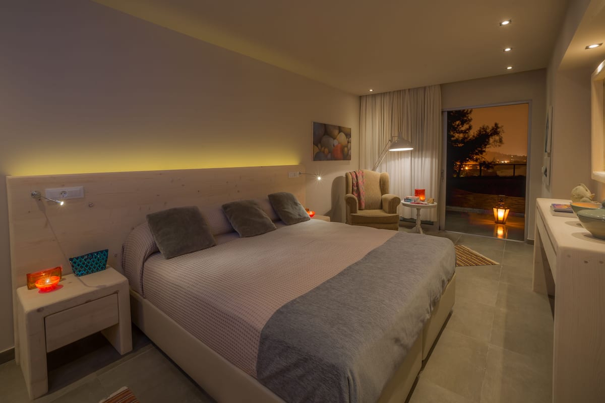 In-room safe, soundproofing, free WiFi, bed sheets