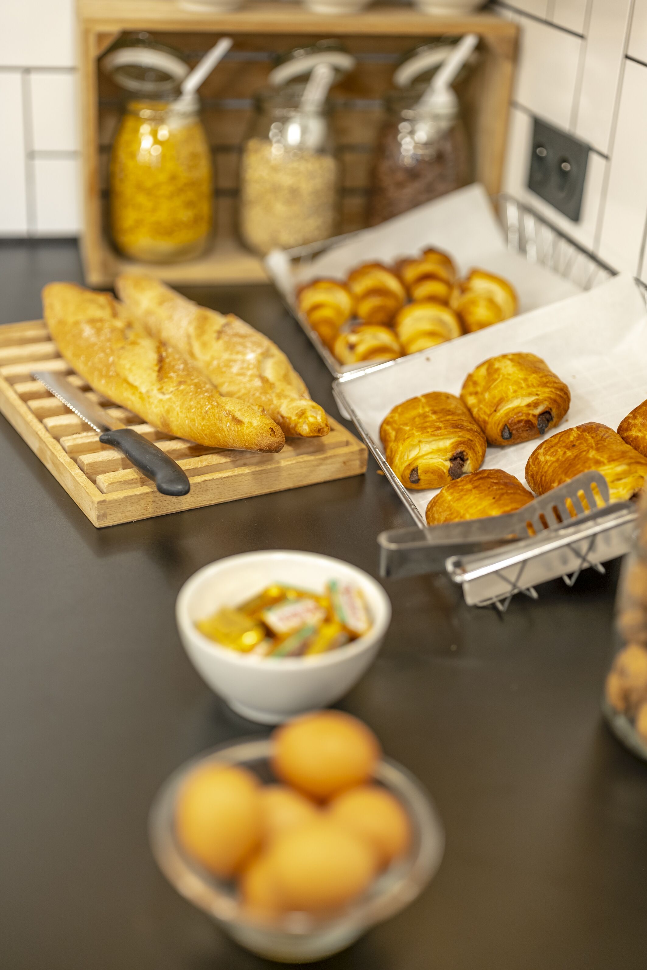 بوفيه فطور يوميًا بتكلفة قدرها (6 EUR للشخص)