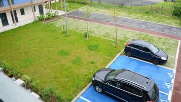 Parking sans voiturier (3.00 EUR par nuit)