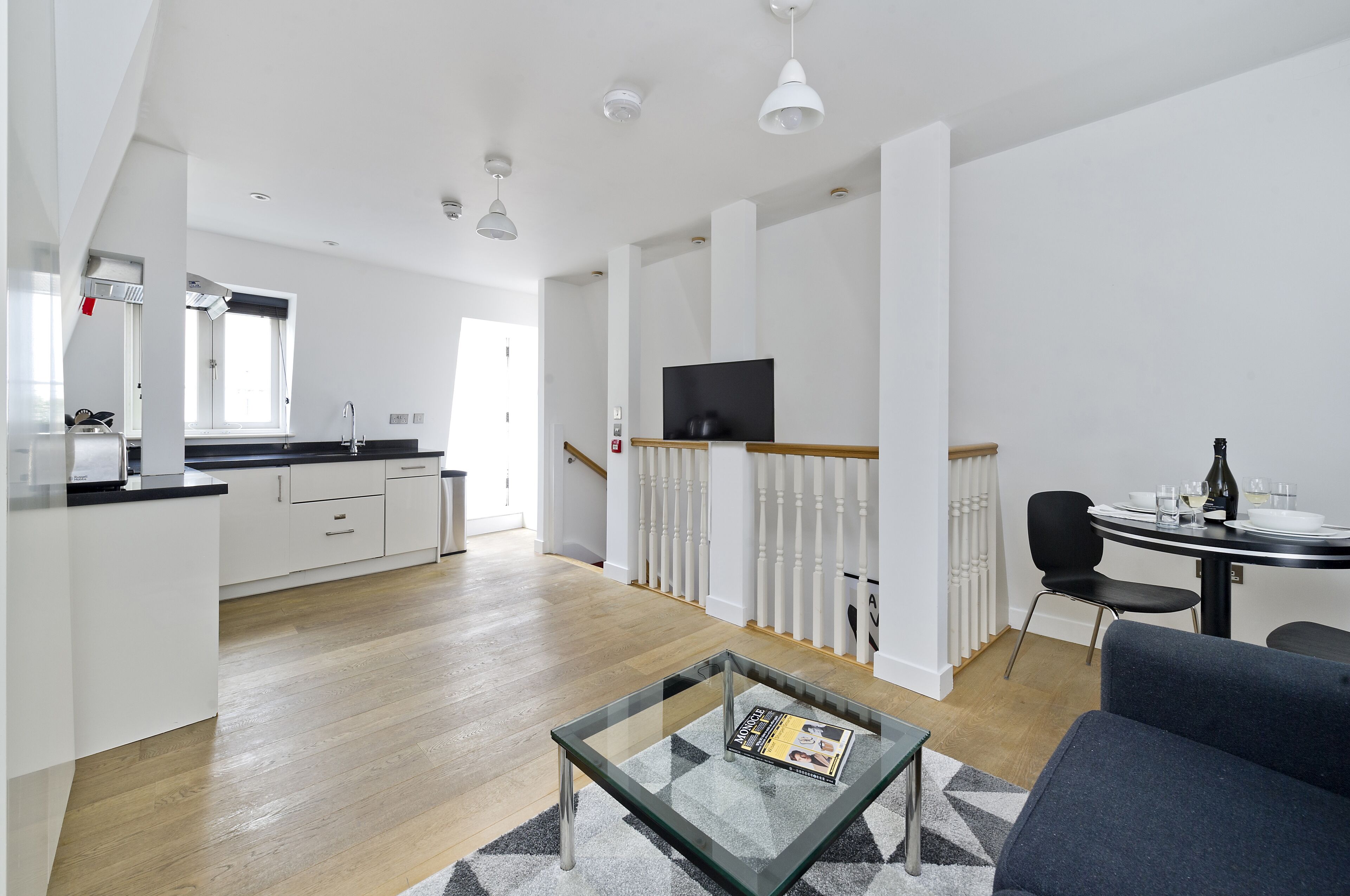 Penthouse | Living area | 32-inch flat-screen TV with digital channels, TV