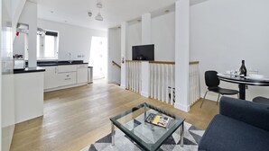 Un apartamento moderno con cocina, comedor y sala de estar.
