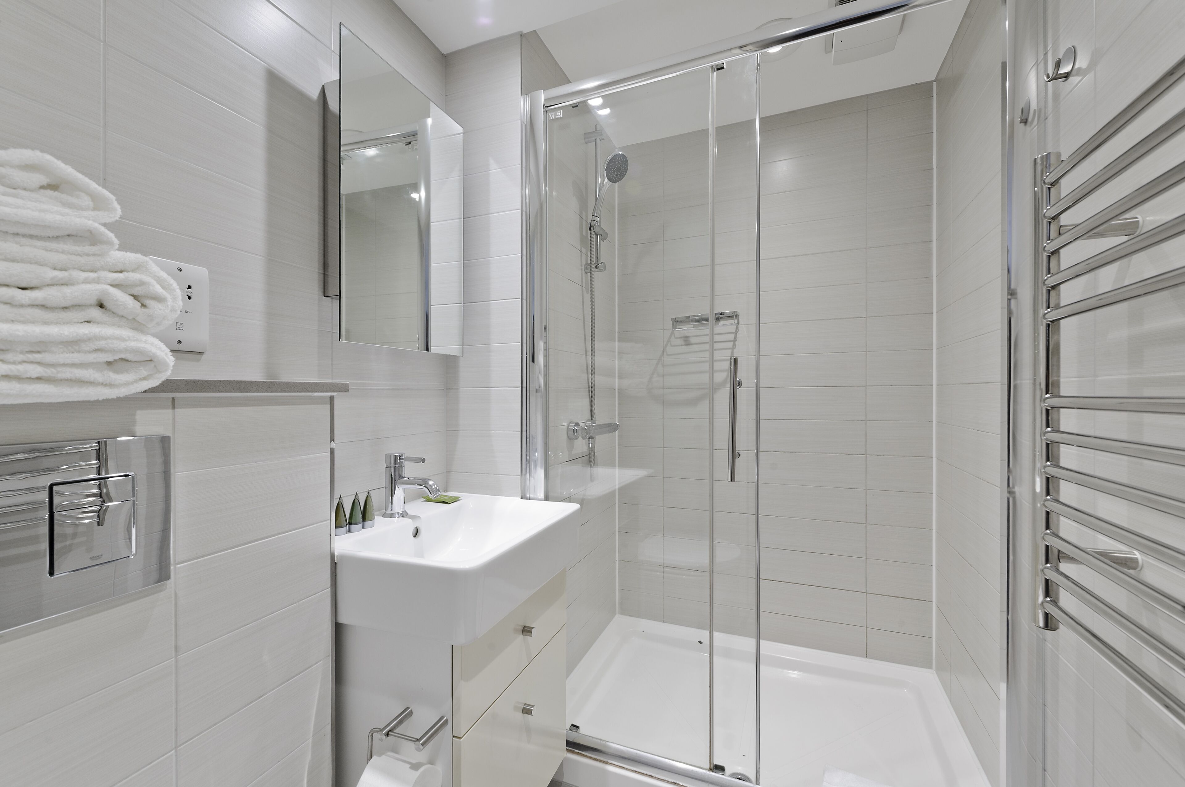 Classic Studio Apartment | Bathroom