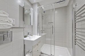 Classic Studio Apartment | Bathroom