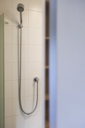 Shower, hair dryer, towels, soap - Unisotel Le Mans (Le Mans)