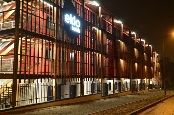 Vista frontal de la propiedad por la tarde o noche