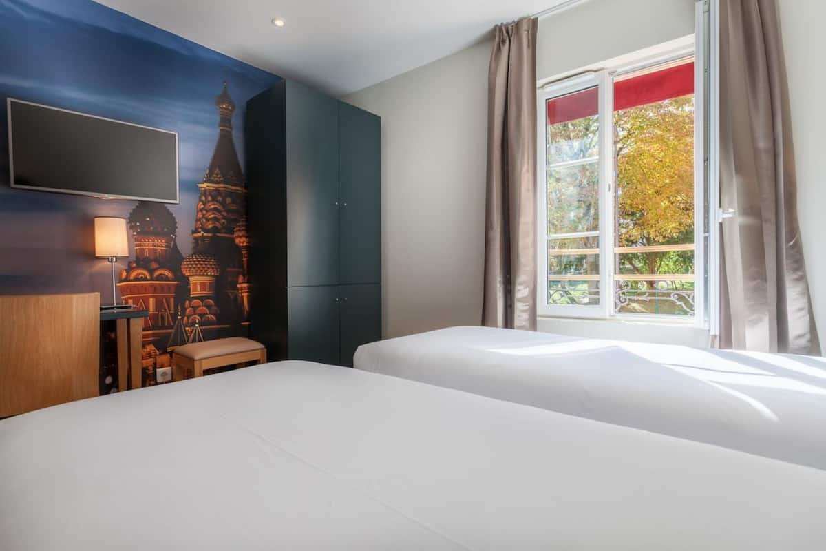 Twin Room | Minibar, in-room safe, desk, soundproofing