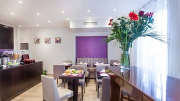 Desayuno buffet diario (EUR 14 por persona)