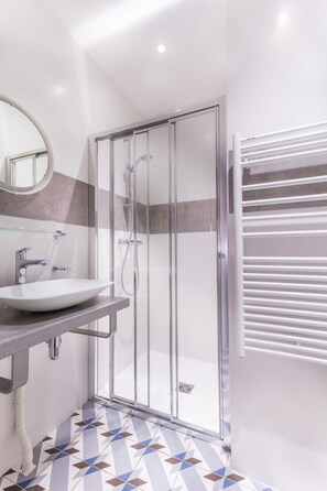 Shower, hair dryer, towels - Hôtel Jenner (Paris)