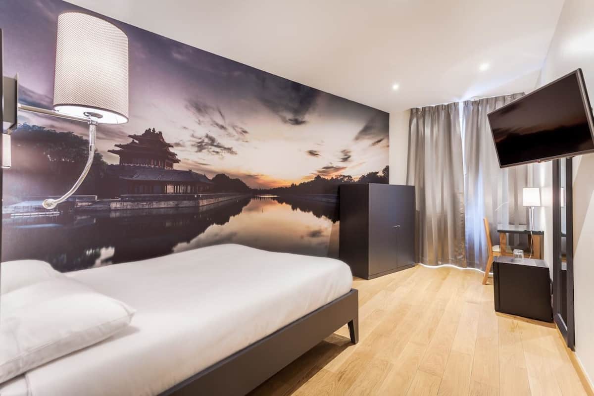 Single Room | Minibar, in-room safe, desk, soundproofing