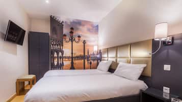 Twin Room | Minibar, in-room safe, desk, soundproofing