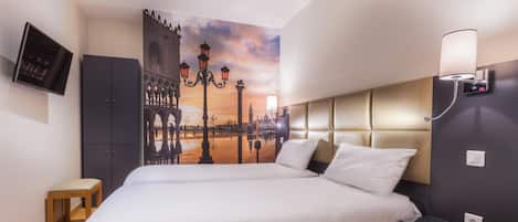 Tomannsrom | Minibar, safe på rommet, skrivebord og lydisolert