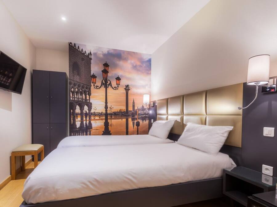 Quarto duplo | Frigobar, cofres nos quartos, escrivaninha, quartos à prova de som