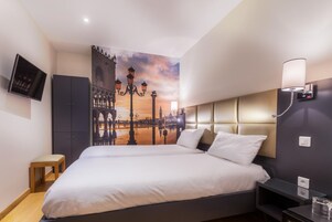 Habitación con 2 camas individuales | Minibar, caja fuerte, escritorio y sistema de insonorización