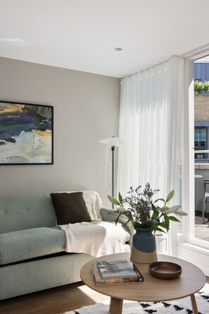 Leilighet – superior, 1 soverom | Oppholdsområde | En 0-tommers Flatskjerm-TV med digitale kanaler samt TV