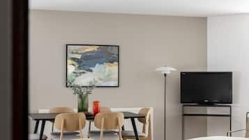 Superior-Apartment, 3 Schlafzimmer | Wohnbereich | 0-Zoll-Flachbildfernseher mit Digitalempfang, Fernseher