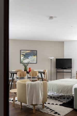 Leilighet – superior, 3 soverom | Oppholdsområde | En 0-tommers Flatskjerm-TV med digitale kanaler samt TV