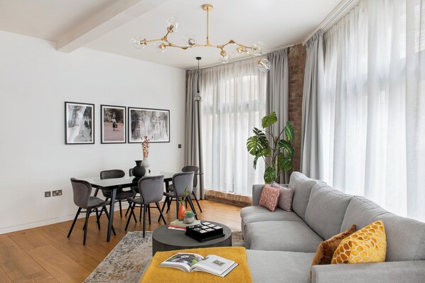 Departamento, 2 habitaciones | Área de sala de estar | Televisión de pantalla plana de 0 pulgadas con canales digitales 