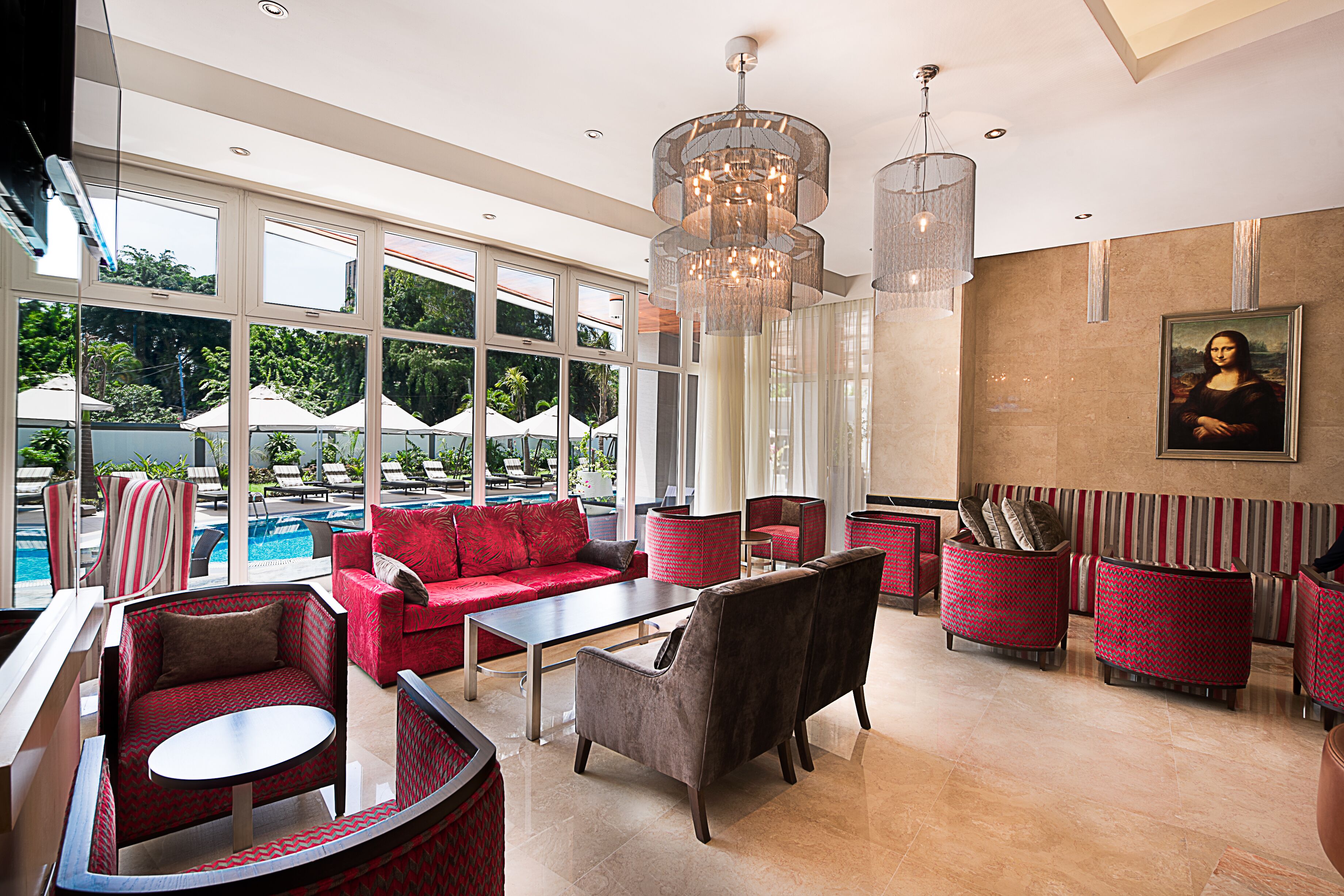 Serves breakfast, lunch and dinner