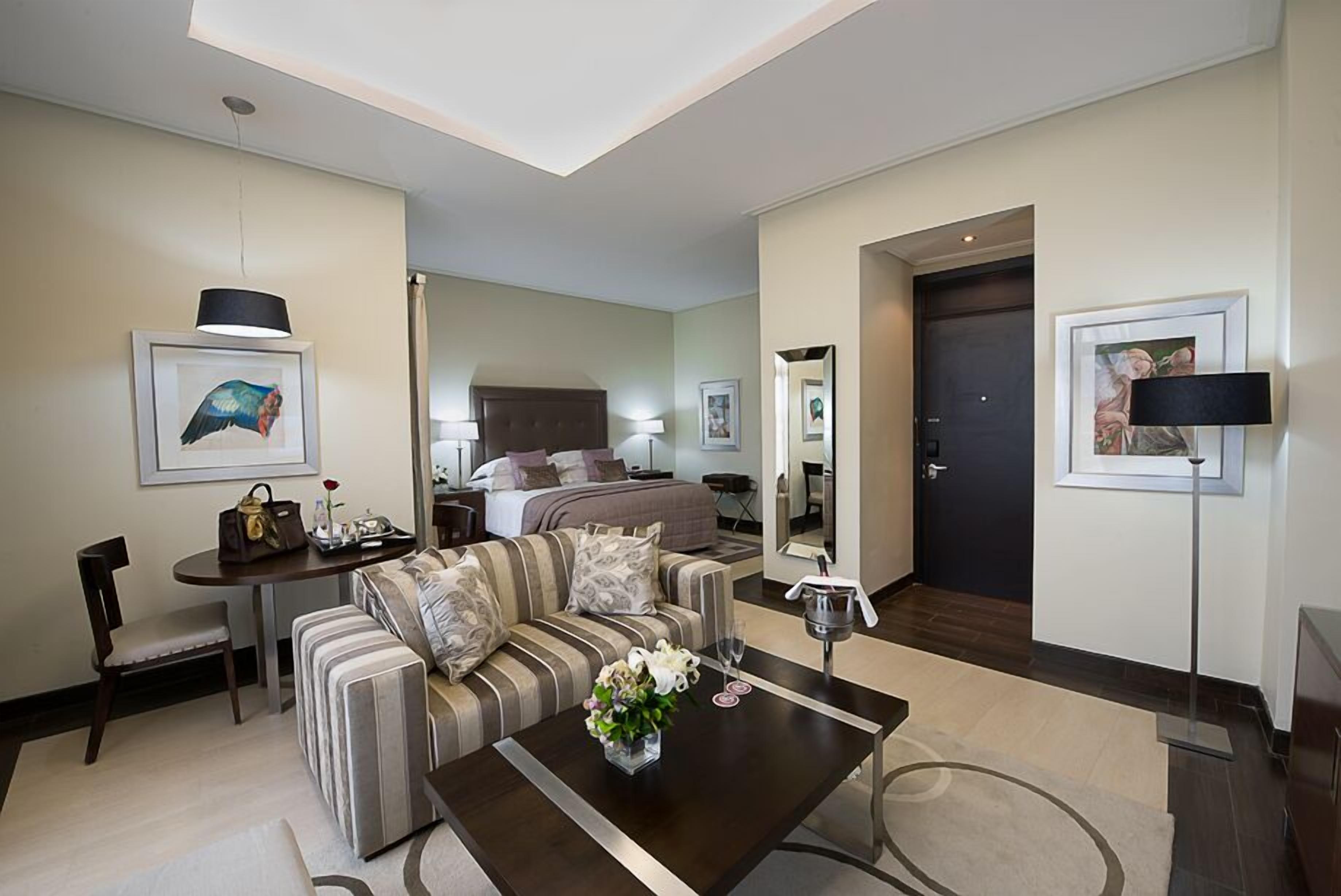 classic suite (breakfast for one) | living area | flat-screen tv, pay films