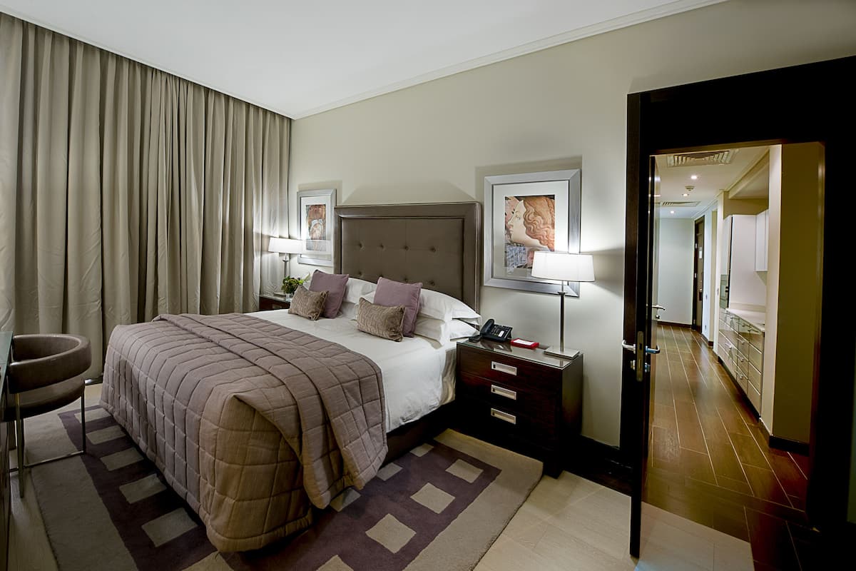 premium bedding, free minibar, in-room safe, desk
