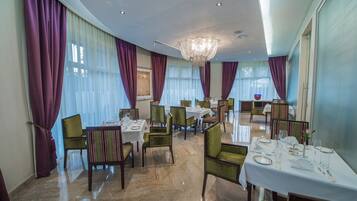 بوفيه فطور في أيام الأسبوع بتكلفة قدرها (22 USD للشخص)