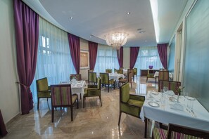 Buffet breakfast for a fee on weekdays - The George (Lagos)