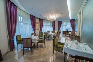 Buffet breakfast for a fee on weekdays