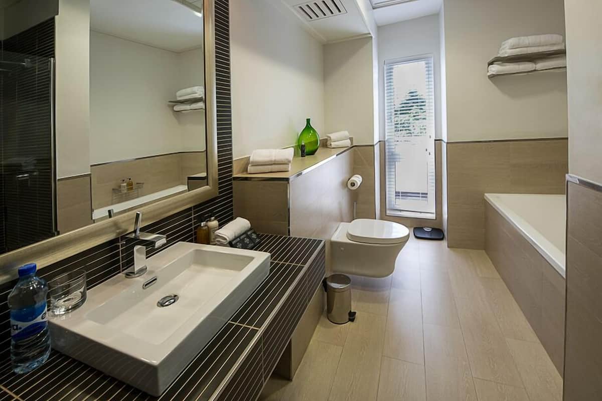 executive room | bathroom | free toiletries, hair dryer, slippers, towels