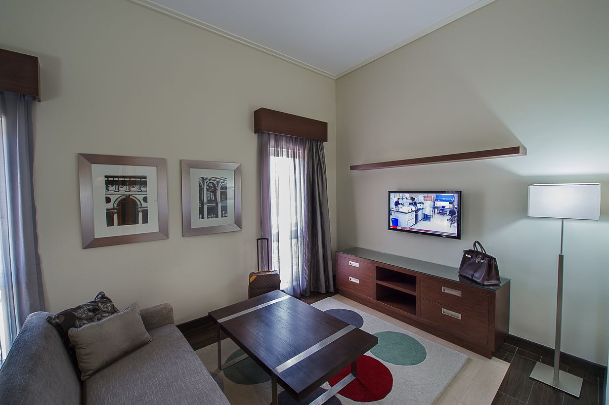 flat-screen tv, pay films